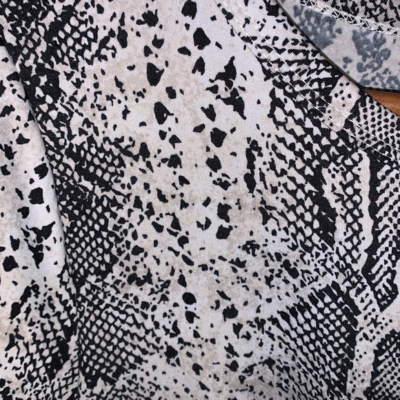 5 seasons blouse 👚 snake print 🐍 (2 FOR $15) - Picture 5 of 5